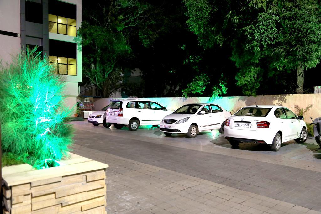 Hotel Shri Khedapati International Dewas Exteriör bild