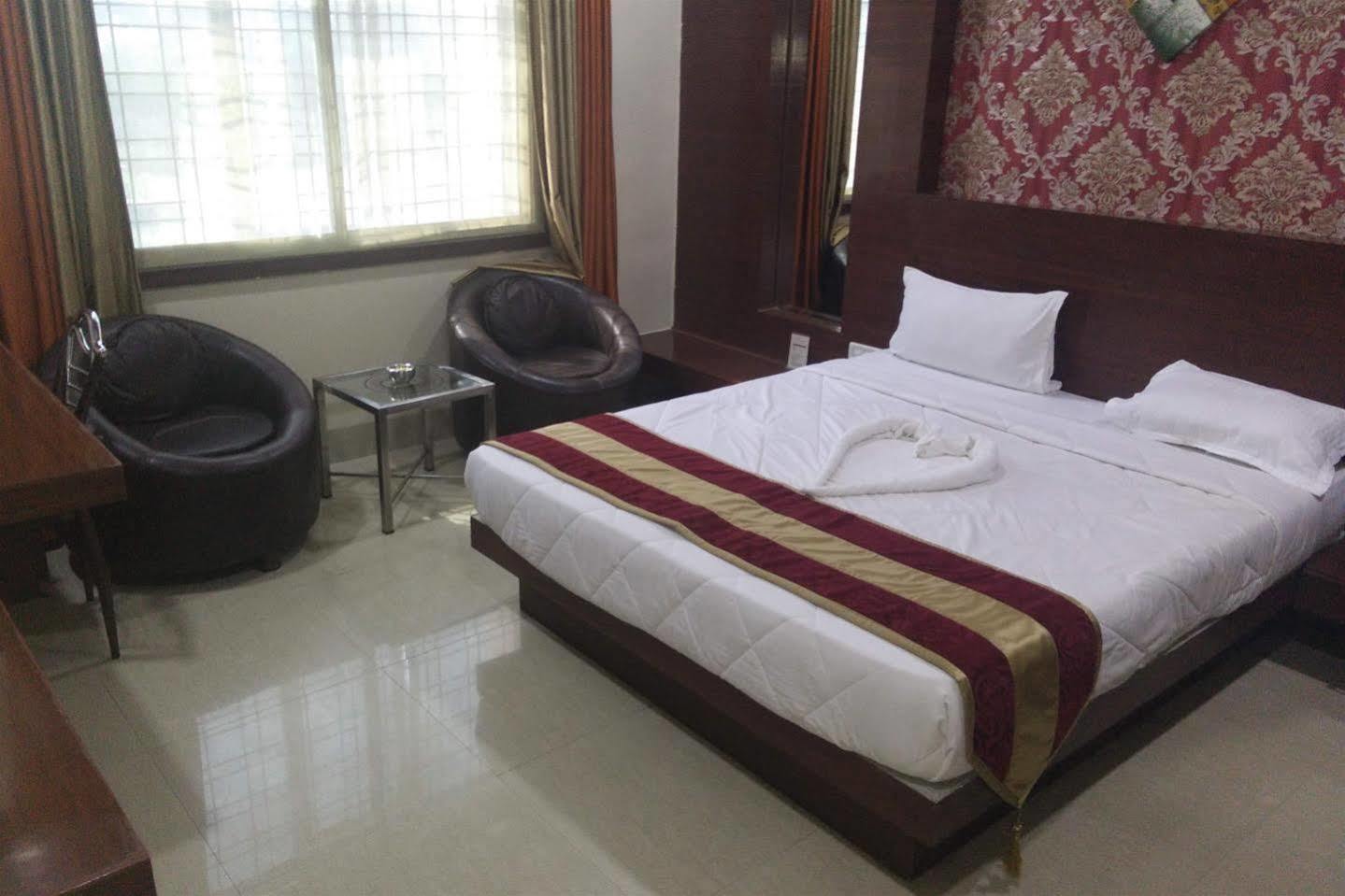 Hotel Shri Khedapati International Dewas Exteriör bild