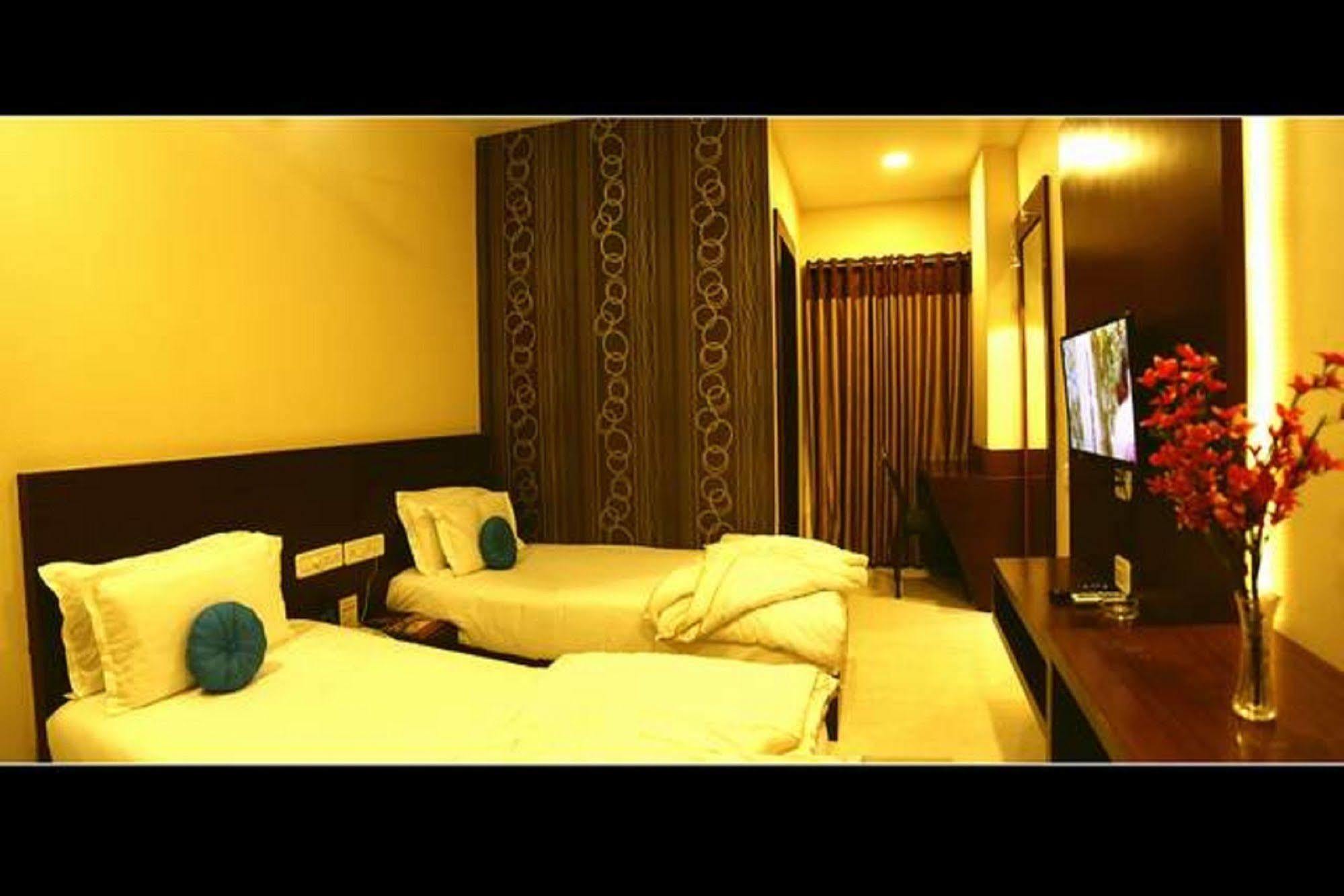 Hotel Shri Khedapati International Dewas Exteriör bild