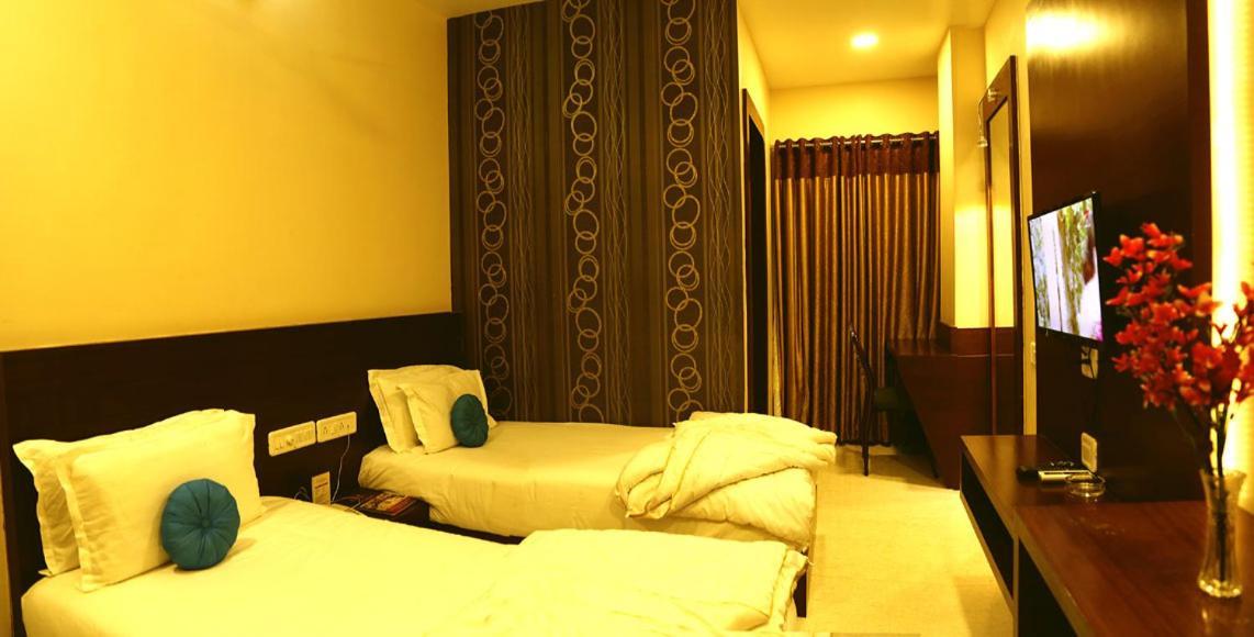 Hotel Shri Khedapati International Dewas Exteriör bild